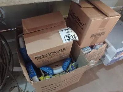 LOTE 318 - 01 LOTE COM VÁRIAS LÂMPADAS REDONDAS FLUORESCENTES E REATORES MARCAS E MODELOS DIVERSOS. (NO ESTADO) ATENÇÃO! FAZER A VISITAÇÃO ANTES DE ARREMATAR, NÃO SABEMOS SE FUNCIONA. LEILÃO NÃO TEM GARANTIA E NEM DEVOLUÇÃO, SUJEITO A POSSÍVEIS AVARIAS VISÍVEIS/OCULTAS E/OU AUSÊNCIA DE COMPONENTES.