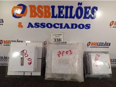 LOTE 336 - 03 LUMINÁRIAS DE EMBUTIR. (NO ESTADO) ATENÇÃO! FAZER A VISITAÇÃO ANTES DE ARREMATAR, NÃO SABEMOS SE FUNCIONA. LEILÃO NÃO TEM GARANTIA E NEM DEVOLUÇÃO, SUJEITO A POSSÍVEIS AVARIAS VISÍVEIS/OCULTAS E/OU AUSÊNCIA DE COMPONENTES.
