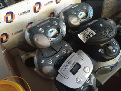 LOTE 356 - 10 APARELHOS DE SOM MARCAS E MODELOS DIVERSOS. (NO ESTADO) ATENÇÃO! FAZER A VISITAÇÃO ANTES DE ARREMATAR, NÃO SABEMOS SE FUNCIONA. LEILÃO NÃO TEM GARANTIA E NEM DEVOLUÇÃO, SUJEITO A POSSÍVEIS AVARIAS VISÍVEIS/OCULTAS E/OU AUSÊNCIA DE COMPONENTES.