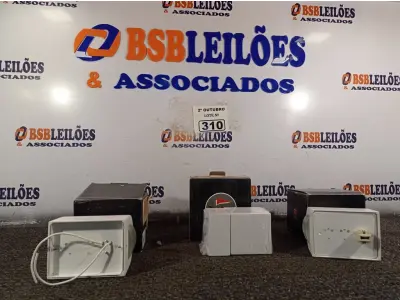 LOTE 310 - 03 ARANDELAS PIOLUCE SENDO 02 CURVAS E 01 RETANGULAR. (NO ESTADO) ATENÇÃO! FAZER A VISITAÇÃO ANTES DE ARREMATAR, NÃO SABEMOS SE FUNCIONA. LEILÃO NÃO TEM GARANTIA E NEM DEVOLUÇÃO, SUJEITO A POSSÍVEIS AVARIAS VISÍVEIS/OCULTAS E/OU AUSÊNCIA DE COMPONENTES.