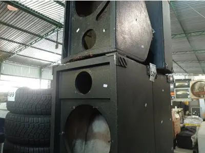 LOTE 501 - 04 CAIXAS DE SOM INCOMPLETAS. (NO ESTADO) ATENÇÃO! FAZER A VISITAÇÃO ANTES DE ARREMATAR, NÃO SABEMOS SE FUNCIONA. LEILÃO NÃO TEM GARANTIA E NEM DEVOLUÇÃO, SUJEITO A POSSÍVEIS AVARIAS VISÍVEIS/OCULTAS E/OU AUSÊNCIA DE COMPONENTES.