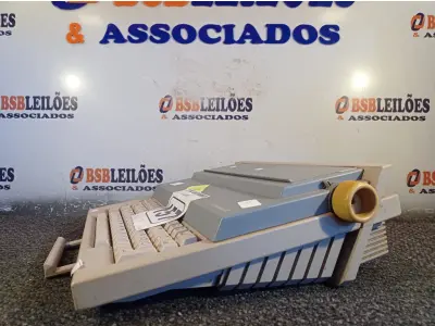LOTE 157 - 01 MÁQUINA DE ESCREVER MARCA OLIVETTI. (NO ESTADO) ATENÇÃO! FAZER A VISITAÇÃO ANTES DE ARREMATAR, NÃO SABEMOS SE FUNCIONA. LEILÃO NÃO TEM GARANTIA E NEM DEVOLUÇÃO, SUJEITO A POSSÍVEIS AVARIAS VISÍVEIS/OCULTAS E/OU AUSÊNCIA DE COMPONENTES.