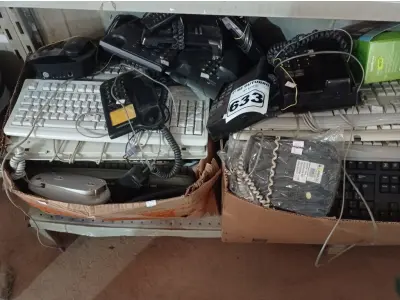 LOTE 633 - 01 LOTE COM VÁRIOS TECLADOS PARA PC E APARELHOS DE TELEFONE MARCAS E MODELOS DIVERSOS. (NO ESTADO) ATENÇÃO! FAZER A VISITAÇÃO ANTES DE ARREMATAR, NÃO SABEMOS SE FUNCIONA. LEILÃO NÃO TEM GARANTIA E NEM DEVOLUÇÃO, SUJEITO A POSSÍVEIS AVARIAS VISÍVEIS/OCULTAS E/OU AUSÊNCIA DE COMPONENTES.