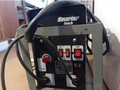LOTE 243 - 01 MÁQUINA DE SOLDA SMARTER ITECH MIG-130. (NO ESTADO) ATENÇÃO! FAZER A VISITAÇÃO ANTES DE ARREMATAR, NÃO SABEMOS SE FUNCIONA. LEILÃO NÃO TEM GARANTIA E NEM DEVOLUÇÃO, SUJEITO A POSSÍVEIS AVARIAS VISÍVEIS/OCULTAS E/OU AUSÊNCIA DE COMPONENTES.