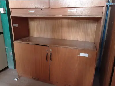 LOTE 288 - 02 ARMÁRIOS BAIXOS EM MADEIRA. (NO ESTADO) ATENÇÃO! FAZER A VISITAÇÃO ANTES DE ARREMATAR, NÃO SABEMOS SE FUNCIONA. LEILÃO NÃO TEM GARANTIA E NEM DEVOLUÇÃO, SUJEITO A POSSÍVEIS AVARIAS VISÍVEIS/OCULTAS E/OU AUSÊNCIA DE COMPONENTES.