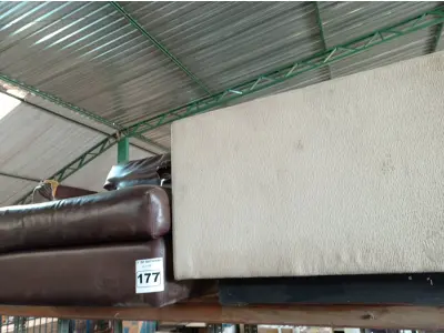 LOTE 177 - 01 POLTRONA E 01 MESA DE CENTRO. (NO ESTADO) ATENÇÃO! FAZER A VISITAÇÃO ANTES DE ARREMATAR, NÃO SABEMOS SE FUNCIONA. LEILÃO NÃO TEM GARANTIA E NEM DEVOLUÇÃO, SUJEITO A POSSÍVEIS AVARIAS VISÍVEIS/OCULTAS E/OU AUSÊNCIA DE COMPONENTES.