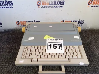 LOTE 157 - 01 MÁQUINA DE ESCREVER MARCA OLIVETTI. (NO ESTADO) ATENÇÃO! FAZER A VISITAÇÃO ANTES DE ARREMATAR, NÃO SABEMOS SE FUNCIONA. LEILÃO NÃO TEM GARANTIA E NEM DEVOLUÇÃO, SUJEITO A POSSÍVEIS AVARIAS VISÍVEIS/OCULTAS E/OU AUSÊNCIA DE COMPONENTES.