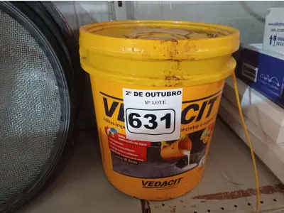 LOTE 631 - 01 BALDE DE VEDACIT, ADITIVO IMPERMEABILIZANTE PARA CONCRETOS E ARGAMASSAS 18L. (NO ESTADO) ATENÇÃO! FAZER A VISITAÇÃO ANTES DE ARREMATAR, NÃO SABEMOS SE FUNCIONA. LEILÃO NÃO TEM GARANTIA E NEM DEVOLUÇÃO, SUJEITO A POSSÍVEIS AVARIAS VISÍVEIS/OCULTAS E/OU AUSÊNCIA DE COMPONENTES.