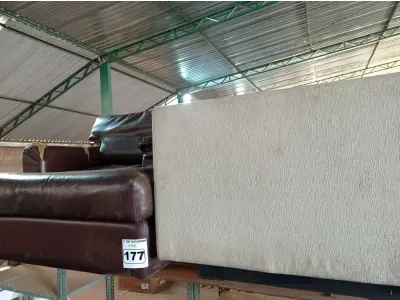 LOTE 177 - 01 POLTRONA E 01 MESA DE CENTRO. (NO ESTADO) ATENÇÃO! FAZER A VISITAÇÃO ANTES DE ARREMATAR, NÃO SABEMOS SE FUNCIONA. LEILÃO NÃO TEM GARANTIA E NEM DEVOLUÇÃO, SUJEITO A POSSÍVEIS AVARIAS VISÍVEIS/OCULTAS E/OU AUSÊNCIA DE COMPONENTES.