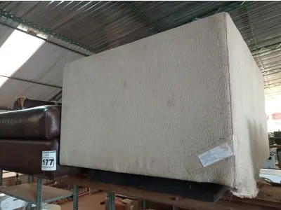LOTE 177 - 01 POLTRONA E 01 MESA DE CENTRO. (NO ESTADO) ATENÇÃO! FAZER A VISITAÇÃO ANTES DE ARREMATAR, NÃO SABEMOS SE FUNCIONA. LEILÃO NÃO TEM GARANTIA E NEM DEVOLUÇÃO, SUJEITO A POSSÍVEIS AVARIAS VISÍVEIS/OCULTAS E/OU AUSÊNCIA DE COMPONENTES.