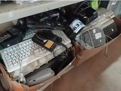 LOTE 633 - 01 LOTE COM VÁRIOS TECLADOS PARA PC E APARELHOS DE TELEFONE MARCAS E MODELOS DIVERSOS. (NO ESTADO) ATENÇÃO! FAZER A VISITAÇÃO ANTES DE ARREMATAR, NÃO SABEMOS SE FUNCIONA. LEILÃO NÃO TEM GARANTIA E NEM DEVOLUÇÃO, SUJEITO A POSSÍVEIS AVARIAS VISÍVEIS/OCULTAS E/OU AUSÊNCIA DE COMPONENTES.