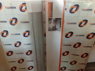 LOTE 381 - 01 LUMINÁRIA SUSPENSA 2X28W COM LÂMPADA BRONZEARTE. (NO ESTADO) ATENÇÃO! FAZER A VISITAÇÃO ANTES DE ARREMATAR, NÃO SABEMOS SE FUNCIONA. LEILÃO NÃO TEM GARANTIA E NEM DEVOLUÇÃO, SUJEITO A POSSÍVEIS AVARIAS VISÍVEIS/OCULTAS E/OU AUSÊNCIA DE COMPONENTES.