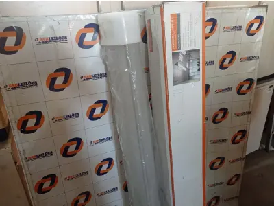 LOTE 381 - 01 LUMINÁRIA SUSPENSA 2X28W COM LÂMPADA BRONZEARTE. (NO ESTADO) ATENÇÃO! FAZER A VISITAÇÃO ANTES DE ARREMATAR, NÃO SABEMOS SE FUNCIONA. LEILÃO NÃO TEM GARANTIA E NEM DEVOLUÇÃO, SUJEITO A POSSÍVEIS AVARIAS VISÍVEIS/OCULTAS E/OU AUSÊNCIA DE COMPONENTES.
