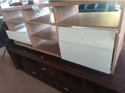 LOTE 525 - 02 RACKS EM MADEIRA. (NO ESTADO) ATENÇÃO! FAZER A VISITAÇÃO ANTES DE ARREMATAR, NÃO SABEMOS SE FUNCIONA. LEILÃO NÃO TEM GARANTIA E NEM DEVOLUÇÃO, SUJEITO A POSSÍVEIS AVARIAS VISÍVEIS/OCULTAS E/OU AUSÊNCIA DE COMPONENTES.