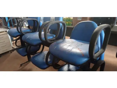 LOTE 518 - 02 LONGARINAS DE 03 LUGARES COM AVARIAS. (NO ESTADO) ATENÇÃO! FAZER A VISITAÇÃO ANTES DE ARREMATAR, NÃO SABEMOS SE FUNCIONA. LEILÃO NÃO TEM GARANTIA E NEM DEVOLUÇÃO, SUJEITO A POSSÍVEIS AVARIAS VISÍVEIS/OCULTAS E/OU AUSÊNCIA DE COMPONENTES.