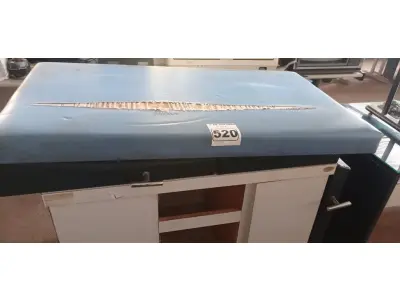 LOTE 520 - 01 MACA PARA MASSAGENS COM ARMÁRIO DE MADEIRA. (NO ESTADO) ATENÇÃO! FAZER A VISITAÇÃO ANTES DE ARREMATAR, NÃO SABEMOS SE FUNCIONA. LEILÃO NÃO TEM GARANTIA E NEM DEVOLUÇÃO, SUJEITO A POSSÍVEIS AVARIAS VISÍVEIS/OCULTAS E/OU AUSÊNCIA DE COMPONENTES.