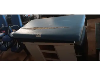 LOTE 520 - 01 MACA PARA MASSAGENS COM ARMÁRIO DE MADEIRA. (NO ESTADO) ATENÇÃO! FAZER A VISITAÇÃO ANTES DE ARREMATAR, NÃO SABEMOS SE FUNCIONA. LEILÃO NÃO TEM GARANTIA E NEM DEVOLUÇÃO, SUJEITO A POSSÍVEIS AVARIAS VISÍVEIS/OCULTAS E/OU AUSÊNCIA DE COMPONENTES.