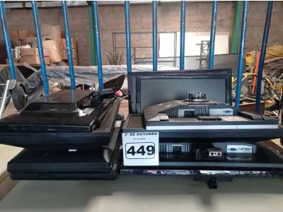 LOTE 449 - 10 MONITORES MARCAS E MODELOS DIVERSOS PARA RETIRADA DE PEÇAS. (NO ESTADO) ATENÇÃO! FAZER A VISITAÇÃO ANTES DE ARREMATAR, NÃO SABEMOS SE FUNCIONA. LEILÃO NÃO TEM GARANTIA E NEM DEVOLUÇÃO, SUJEITO A POSSÍVEIS AVARIAS VISÍVEIS/OCULTAS E/OU AUSÊNCIA DE COMPONENTES.