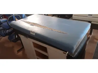 LOTE 520 - 01 MACA PARA MASSAGENS COM ARMÁRIO DE MADEIRA. (NO ESTADO) ATENÇÃO! FAZER A VISITAÇÃO ANTES DE ARREMATAR, NÃO SABEMOS SE FUNCIONA. LEILÃO NÃO TEM GARANTIA E NEM DEVOLUÇÃO, SUJEITO A POSSÍVEIS AVARIAS VISÍVEIS/OCULTAS E/OU AUSÊNCIA DE COMPONENTES.