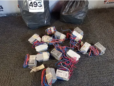LOTE 493 - 01 LOTE COM VÁRIOS REATORES PARA LÂMPADAS FLUORESCENTE MARCAS E MODELOS DIVERSOS. (NO ESTADO) ATENÇÃO! FAZER A VISITAÇÃO ANTES DE ARREMATAR, NÃO SABEMOS SE FUNCIONA. LEILÃO NÃO TEM GARANTIA E NEM DEVOLUÇÃO, SUJEITO A POSSÍVEIS AVARIAS VISÍVEIS/OCULTAS E/OU AUSÊNCIA DE COMPONENTES.