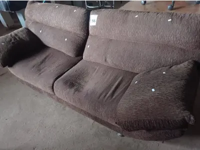 LOTE 556 - 01 SOFÁ EM TECIDO 03 LUGARES. (NO ESTADO) ATENÇÃO! FAZER A VISITAÇÃO ANTES DE ARREMATAR, NÃO SABEMOS SE FUNCIONA. LEILÃO NÃO TEM GARANTIA E NEM DEVOLUÇÃO, SUJEITO A POSSÍVEIS AVARIAS VISÍVEIS/OCULTAS E/OU AUSÊNCIA DE COMPONENTES.
