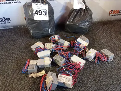 LOTE 493 - 01 LOTE COM VÁRIOS REATORES PARA LÂMPADAS FLUORESCENTE MARCAS E MODELOS DIVERSOS. (NO ESTADO) ATENÇÃO! FAZER A VISITAÇÃO ANTES DE ARREMATAR, NÃO SABEMOS SE FUNCIONA. LEILÃO NÃO TEM GARANTIA E NEM DEVOLUÇÃO, SUJEITO A POSSÍVEIS AVARIAS VISÍVEIS/OCULTAS E/OU AUSÊNCIA DE COMPONENTES.