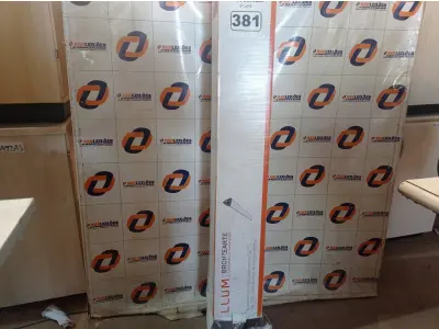 LOTE 381 - 01 LUMINÁRIA SUSPENSA 2X28W COM LÂMPADA BRONZEARTE. (NO ESTADO) ATENÇÃO! FAZER A VISITAÇÃO ANTES DE ARREMATAR, NÃO SABEMOS SE FUNCIONA. LEILÃO NÃO TEM GARANTIA E NEM DEVOLUÇÃO, SUJEITO A POSSÍVEIS AVARIAS VISÍVEIS/OCULTAS E/OU AUSÊNCIA DE COMPONENTES.