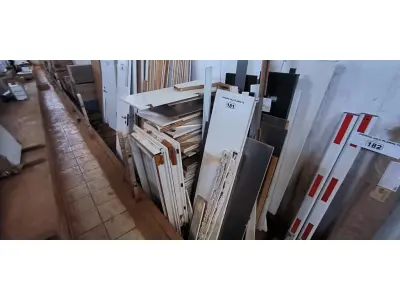 LOTE 181 - 01 LOTE COM MADEIRAS TAMANHOS DIVERSOS (NO ESTADO, NÃO SABEMOS SE FUNCIONA. LEILÃO NÃO TEM GARANTIA E NEM DEVOLUÇÃO).