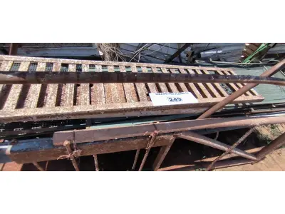 LOTE 249 - 01 LOTE COM UMA ESCADA EM FERRO E GRANDE EM FERRO (NO ESTADO, NÃO SABEMOS SE FUNCIONA. LEILÃO NÃO TEM GARANTIA E NEM DEVOLUÇÃO).