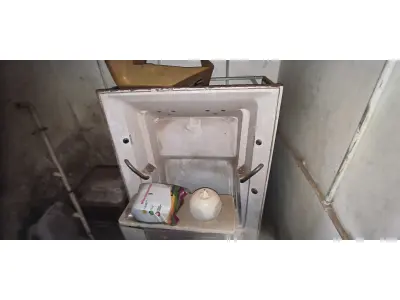 LOTE 125 - 01 LOTE COM BANHEIRA E MICTÓRIOS, LAVATÓRIOS PARA BANHEIRO E CAIXAS DIVERSAS (NO ESTADO, NÃO SABEMOS SE FUNCIONA. LEILÃO NÃO TEM GARANTIA E NEM DEVOLUÇÃO).