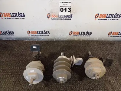 LOTE 013 - 03 PARA-RAIOS DE VÁLVULA POLIMÉRICO 15KV. (NO ESTADO) ATENÇÃO! FAZER A VISITAÇÃO ANTES DE ARREMATAR, NÃO SABEMOS SE FUNCIONA. LEILÃO NÃO TEM GARANTIA E NEM DEVOLUÇÃO, SUJEITO A POSSÍVEIS AVARIAS VISÍVEIS/OCULTAS E/OU AUSÊNCIA DE COMPONENTES.