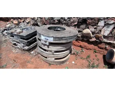 LOTE 220 - 04 TAMPAS REDONDAS EM CONCRETO (NO ESTADO, NÃO SABEMOS SE FUNCIONA. LEILÃO NÃO TEM GARANTIA E NEM DEVOLUÇÃO).