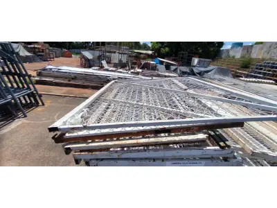 LOTE 246 - 01 LOTE COM GRADES EM FERRO NA COR BRANCA COM TELAS (NO ESTADO, NÃO SABEMOS SE FUNCIONA. LEILÃO NÃO TEM GARANTIA E NEM DEVOLUÇÃO).