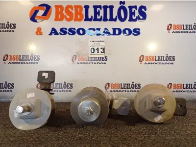 LOTE 013 - 03 PARA-RAIOS DE VÁLVULA POLIMÉRICO 15KV. (NO ESTADO) ATENÇÃO! FAZER A VISITAÇÃO ANTES DE ARREMATAR, NÃO SABEMOS SE FUNCIONA. LEILÃO NÃO TEM GARANTIA E NEM DEVOLUÇÃO, SUJEITO A POSSÍVEIS AVARIAS VISÍVEIS/OCULTAS E/OU AUSÊNCIA DE COMPONENTES.