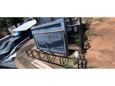 LOTE 258 - 01 LOTE COM GRADE EM FERRO, PORTÃO EM FERRO E 01 SUPORTE PARA TRANSPORTAR BICICLETAS (NO ESTADO, NÃO SABEMOS SE FUNCIONA. LEILÃO NÃO TEM GARANTIA E NEM DEVOLUÇÃO).