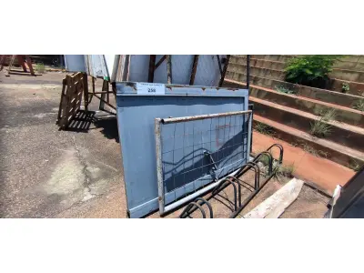 LOTE 258 - 01 LOTE COM GRADE EM FERRO, PORTÃO EM FERRO E 01 SUPORTE PARA TRANSPORTAR BICICLETAS (NO ESTADO, NÃO SABEMOS SE FUNCIONA. LEILÃO NÃO TEM GARANTIA E NEM DEVOLUÇÃO).