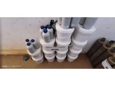 LOTE 030 - 13 LATAS DE 5KG COM COLA PISO AUBICON (NO ESTADO, NÃO SABEMOS SE FUNCIONA. LEILÃO NÃO TEM GARANTIA E NEM DEVOLUÇÃO).