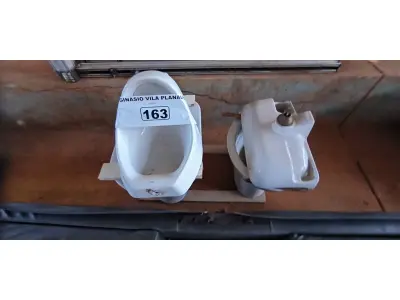 LOTE 163 - 01 LOTE COM VASOS SANITÁRIOS, MICTÓRIO E PIA (NO ESTADO, NÃO SABEMOS SE FUNCIONA. LEILÃO NÃO TEM GARANTIA E NEM DEVOLUÇÃO).