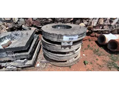LOTE 220 - 04 TAMPAS REDONDAS EM CONCRETO (NO ESTADO, NÃO SABEMOS SE FUNCIONA. LEILÃO NÃO TEM GARANTIA E NEM DEVOLUÇÃO).