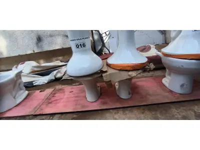 LOTE 016 - 01 LOTE COM 04 VASOS SANITÁRIOS (NO ESTADO, NÃO SABEMOS SE FUNCIONA. LEILÃO NÃO TEM GARANTIA E NEM DEVOLUÇÃO).