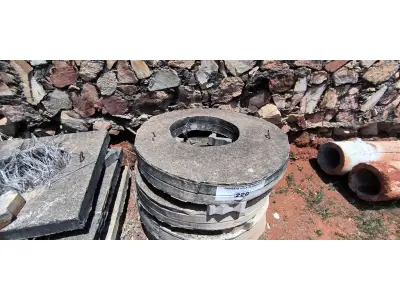 LOTE 220 - 04 TAMPAS REDONDAS EM CONCRETO (NO ESTADO, NÃO SABEMOS SE FUNCIONA. LEILÃO NÃO TEM GARANTIA E NEM DEVOLUÇÃO).