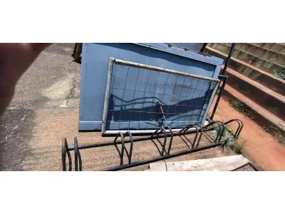 LOTE 258 - 01 LOTE COM GRADE EM FERRO, PORTÃO EM FERRO E 01 SUPORTE PARA TRANSPORTAR BICICLETAS (NO ESTADO, NÃO SABEMOS SE FUNCIONA. LEILÃO NÃO TEM GARANTIA E NEM DEVOLUÇÃO).