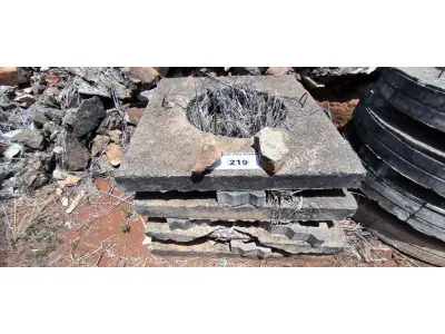 LOTE 219 - 04 TAMPAS QUADRADAS EM CONCRETO (NO ESTADO, NÃO SABEMOS SE FUNCIONA. LEILÃO NÃO TEM GARANTIA E NEM DEVOLUÇÃO).