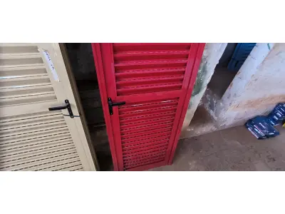 LOTE 128 - 03 PORTAS EM ALUMÍNIO 60X2.45 NA COR VERMELHA (NO ESTADO, NÃO SABEMOS SE FUNCIONA. LEILÃO NÃO TEM GARANTIA E NEM DEVOLUÇÃO).