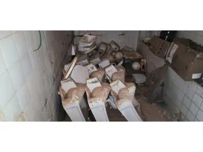 LOTE 125 - 01 LOTE COM BANHEIRA E MICTÓRIOS, LAVATÓRIOS PARA BANHEIRO E CAIXAS DIVERSAS (NO ESTADO, NÃO SABEMOS SE FUNCIONA. LEILÃO NÃO TEM GARANTIA E NEM DEVOLUÇÃO).