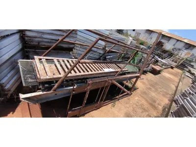 LOTE 249 - 01 LOTE COM UMA ESCADA EM FERRO E GRANDE EM FERRO (NO ESTADO, NÃO SABEMOS SE FUNCIONA. LEILÃO NÃO TEM GARANTIA E NEM DEVOLUÇÃO).