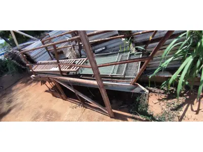 LOTE 249 - 01 LOTE COM UMA ESCADA EM FERRO E GRANDE EM FERRO (NO ESTADO, NÃO SABEMOS SE FUNCIONA. LEILÃO NÃO TEM GARANTIA E NEM DEVOLUÇÃO).