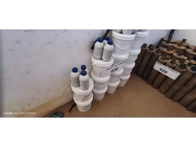 LOTE 030 - 13 LATAS DE 5KG COM COLA PISO AUBICON (NO ESTADO, NÃO SABEMOS SE FUNCIONA. LEILÃO NÃO TEM GARANTIA E NEM DEVOLUÇÃO).