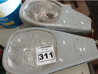 LOTE 311 - 02 LUMINÁRIAS DE PÁTIO. (NO ESTADO) ATENÇÃO! FAZER A VISITAÇÃO ANTES DE ARREMATAR, NÃO SABEMOS SE FUNCIONA. LEILÃO NÃO TEM GARANTIA E NEM DEVOLUÇÃO, SUJEITO A POSSÍVEIS AVARIAS VISÍVEIS/OCULTAS E/OU AUSÊNCIA DE COMPONENTES.