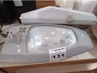 LOTE 131 - 02 LUMINÁRIAS DE PÁTIO. (NO ESTADO) ATENÇÃO! FAZER A VISITAÇÃO ANTES DE ARREMATAR, NÃO SABEMOS SE FUNCIONA. LEILÃO NÃO TEM GARANTIA E NEM DEVOLUÇÃO, SUJEITO A POSSÍVEIS AVARIAS VISÍVEIS/OCULTAS E/OU AUSÊNCIA DE COMPONENTES.